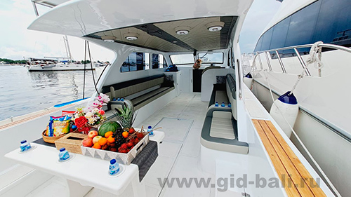 Приятно совершить морскую прогулку на борту яхты и закусить свежими фруктами Аренда яхты на Бали