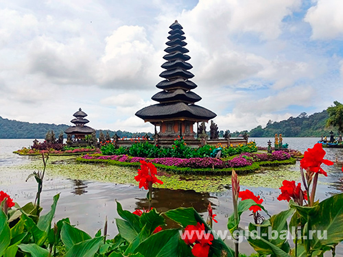 Храм Воды на озере Братан - Ulun Danu Beratan