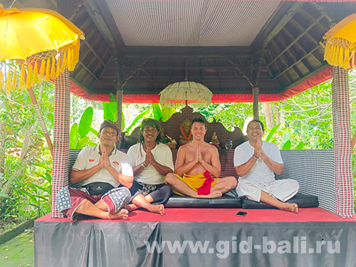 На этом фото, слева направо: я, ваш гид Арнава, хилер И Густи Нгурах Путу, наш гость из России,Анак Агунг Сутасома
