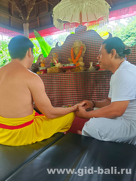 Балийский хилер Анак Агунг Сутасома беседует с гостем из России