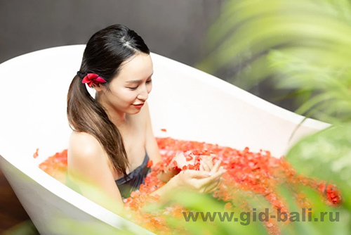 Цветочная ванна в СПА-салоне Цветочная ванна в СПА-салоне SPA de Alam Bali на острове Бали